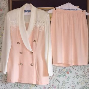 Skirt suit
